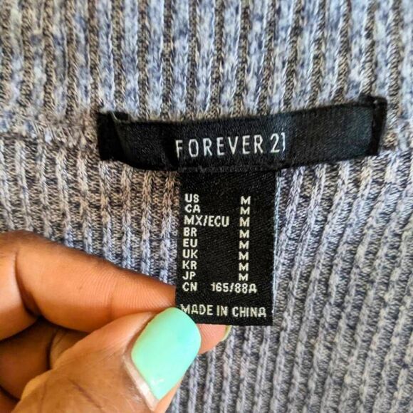 Forever 21 Ribbed Knit Sweater Women's Size Medium Gray V-Neck Slouchy Pullover - Picture 3 of 8